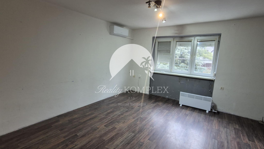 Reality KOMPLEX s.r.o., Vám ponúka na PREDAJ slnečný  3 izbový byt na vyvýšenom prízemí v tehlovom bytovom dome  v obľúbenej  lokalite Mesta Komárno!