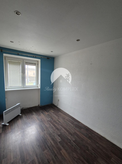 Reality KOMPLEX s.r.o., Vám ponúka na PREDAJ slnečný  3 izbový byt na vyvýšenom prízemí v tehlovom bytovom dome  v obľúbenej  lokalite Mesta Komárno!