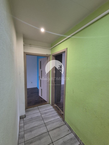 Reality KOMPLEX s.r.o., Vám ponúka na PREDAJ slnečný  3 izbový byt na vyvýšenom prízemí v tehlovom bytovom dome  v obľúbenej  lokalite Mesta Komárno!