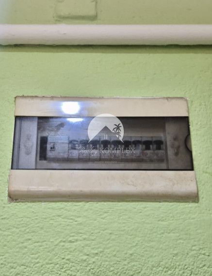 Reality KOMPLEX s.r.o., Vám ponúka na PREDAJ slnečný  3 izbový byt na vyvýšenom prízemí v tehlovom bytovom dome  v obľúbenej  lokalite Mesta Komárno!