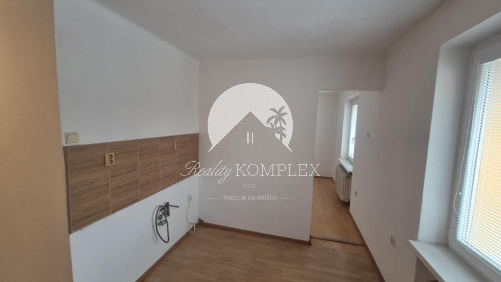 Reality KOMPLEX s.r.o., Vám ponúka na PREDAJ rekonštruovaný 2 izbový  tehlový byt v meste  Komárno.