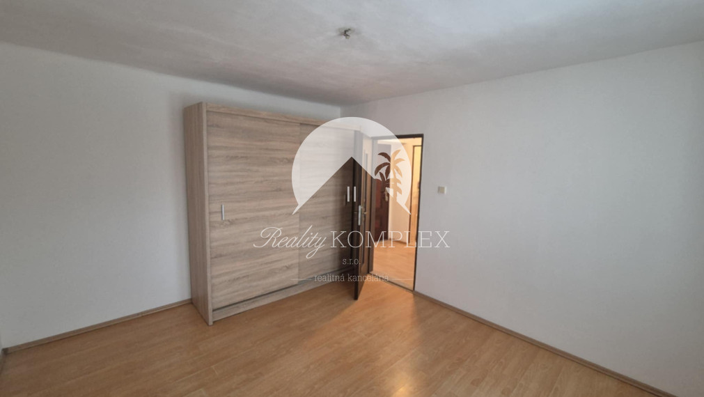 Reality KOMPLEX s.r.o., Vám ponúka na PREDAJ rekonštruovaný 2 izbový  tehlový byt v meste  Komárno.