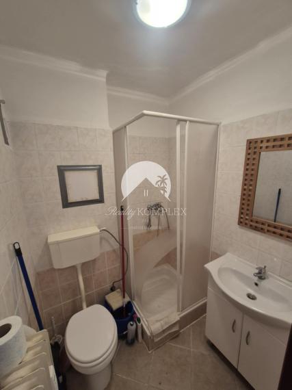 Reality KOMPLEX s.r.o., Vám ponúka na PREDAJ rekonštruovaný 2 izbový  tehlový byt v meste  Komárno.