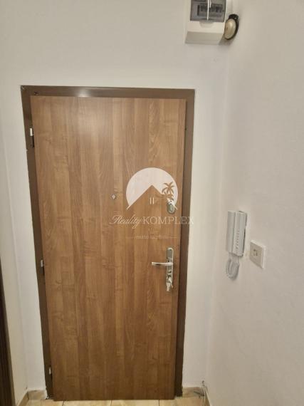 Reality KOMPLEX s.r.o., Vám ponúka na PREDAJ atraktívnu garzónku s balkónom v mimoriadne vyhľadávanej lokalite Mesta Komárno.