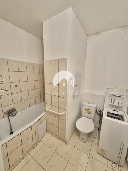 Reality KOMPLEX s.r.o., Vám ponúka na PREDAJ atraktívnu garzónku s balkónom v mimoriadne vyhľadávanej lokalite Mesta Komárno.