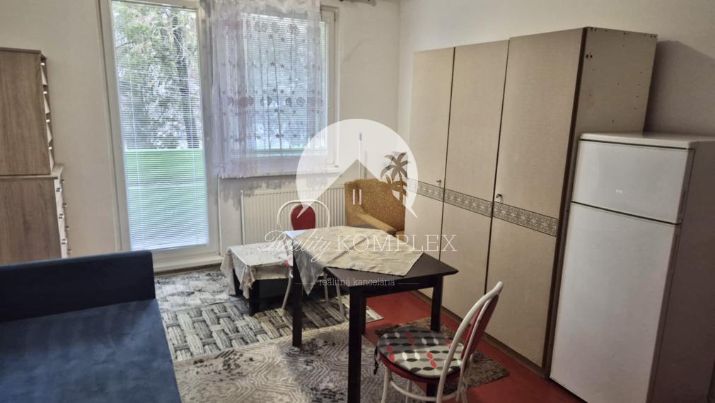 Reality KOMPLEX s.r.o., Vám ponúka na PREDAJ atraktívnu garzónku s balkónom v mimoriadne vyhľadávanej lokalite Mesta Komárno.
