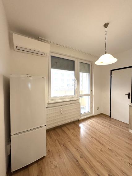 Iba u nás!!! Reality KOMPLEX s.r.o., Vám ponúka od spoľahlivého majiteľa na prenájom, slnečný veľkoplošný 3 izbový byt s balkónom v dobrej lokalite v Komárne!!!