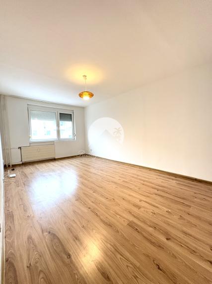 Iba u nás!!! Reality KOMPLEX s.r.o., Vám ponúka od spoľahlivého majiteľa na prenájom, slnečný veľkoplošný 3 izbový byt s balkónom v dobrej lokalite v Komárne!!!