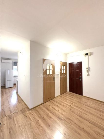 Iba u nás!!! Reality KOMPLEX s.r.o., Vám ponúka od spoľahlivého majiteľa na prenájom, slnečný veľkoplošný 3 izbový byt s balkónom v dobrej lokalite v Komárne!!!