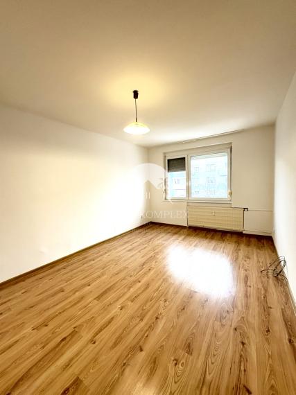 Iba u nás!!! Reality KOMPLEX s.r.o., Vám ponúka od spoľahlivého majiteľa na prenájom, slnečný veľkoplošný 3 izbový byt s balkónom v dobrej lokalite v Komárne!!!