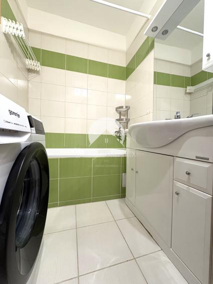 Iba u nás!!! Reality KOMPLEX s.r.o., Vám ponúka od spoľahlivého majiteľa na prenájom, slnečný veľkoplošný 3 izbový byt s balkónom v dobrej lokalite v Komárne!!!