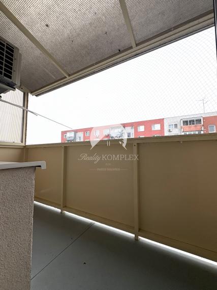 Iba u nás!!! Reality KOMPLEX s.r.o., Vám ponúka od spoľahlivého majiteľa na prenájom, slnečný veľkoplošný 3 izbový byt s balkónom v dobrej lokalite v Komárne!!!