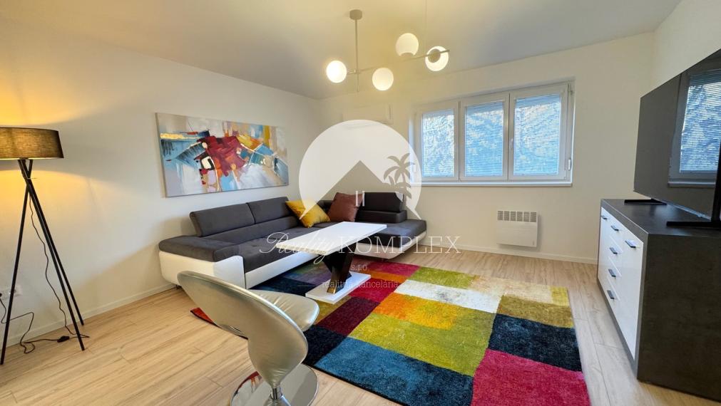 Reality KOMPLEX s.r.o., Vám ponúka kompletne zrekonštruovaný luxusný, kompletne zariadený 2-izbový byt s garážou v centre mesta Komárna !!!