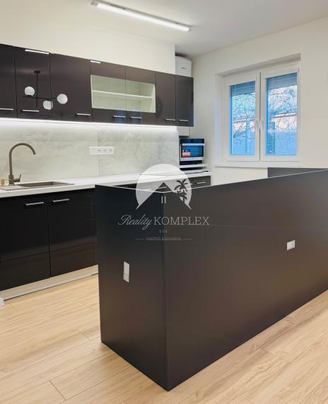 Reality KOMPLEX s.r.o., Vám ponúka kompletne zrekonštruovaný luxusný, kompletne zariadený 2-izbový byt s garážou v centre mesta Komárna !!!