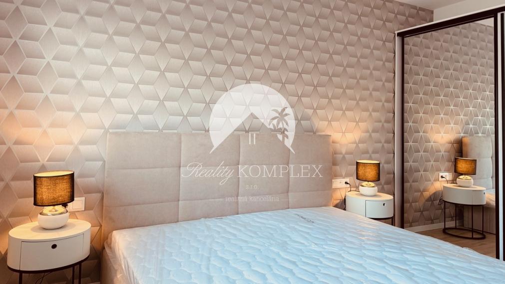 Reality KOMPLEX s.r.o., Vám ponúka kompletne zrekonštruovaný luxusný, kompletne zariadený 2-izbový byt s garážou v centre mesta Komárna !!!