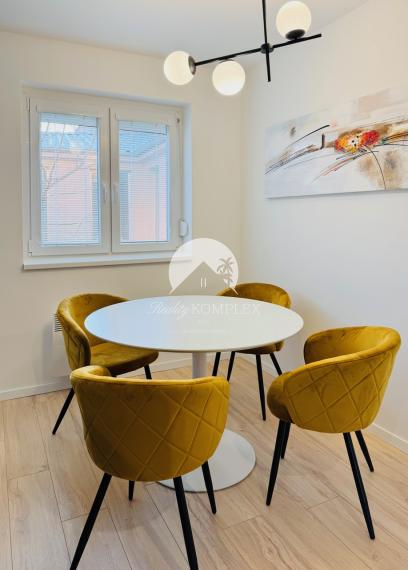 Reality KOMPLEX s.r.o., Vám ponúka kompletne zrekonštruovaný luxusný, kompletne zariadený 2-izbový byt s garážou v centre mesta Komárna !!!