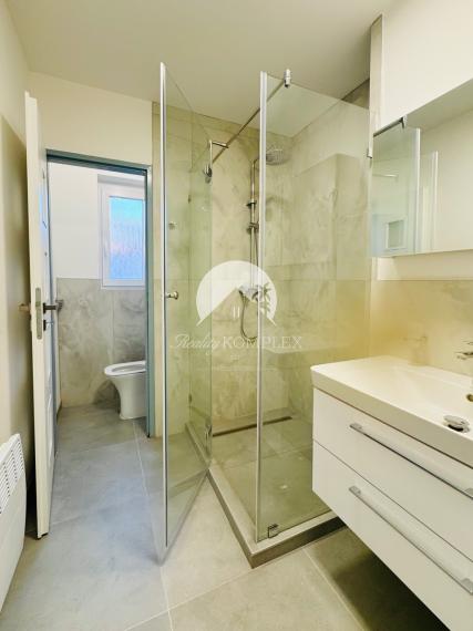 Reality KOMPLEX s.r.o., Vám ponúka kompletne zrekonštruovaný luxusný, kompletne zariadený 2-izbový byt s garážou v centre mesta Komárna !!!