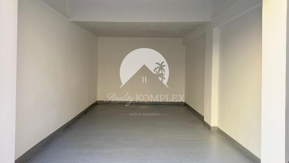 Reality KOMPLEX s.r.o., Vám ponúka kompletne zrekonštruovaný luxusný, kompletne zariadený 2-izbový byt s garážou v centre mesta Komárna !!!