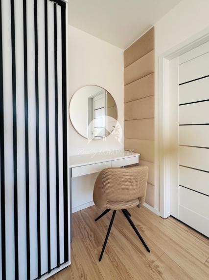 Reality KOMPLEX s.r.o., Vám ponúka kompletne zrekonštruovaný luxusný, kompletne zariadený 2-izbový byt s garážou v centre mesta Komárna !!!