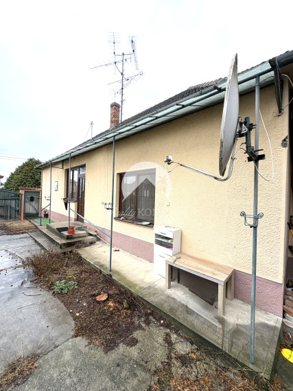 EXKLUZÍVNE IBA U NÁS !!! Reality KOMPLEX s.r.o.,Vám ponúka na predaj priestranný dom s garážou v Kolárove okres Komárno za SUPER CENU !!!