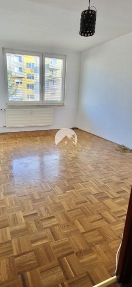 Exkluzívne iba u nás Vám Reality KOMPLEX s.r.o., ponúka na PREDAJ 4 izbový, kompletne rekonštruovaný byt v tichej lokalite Mesta Komárno