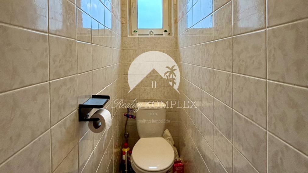 Reality KOMPLEX s.r.o., Vám ponúka EXKLUZÍVNE na predaj 3-izbový byt v pokojnej obci Mierovo