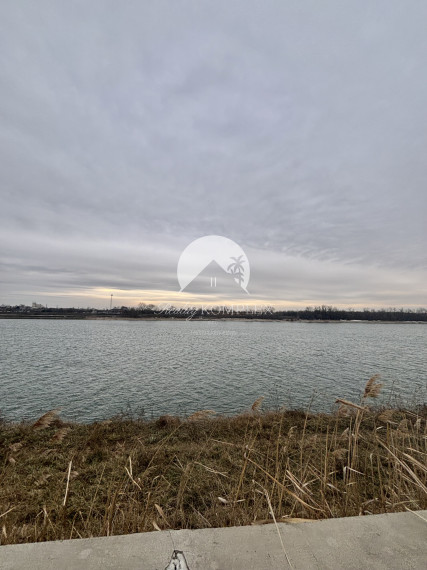 Reality KOMPLEX s.r.o.,Vám ponúka na PREDAJ prekrásnu  záhradu v jednej z najobľúbenejších lokalít Komárna - na Alžbetinom Ostrove!