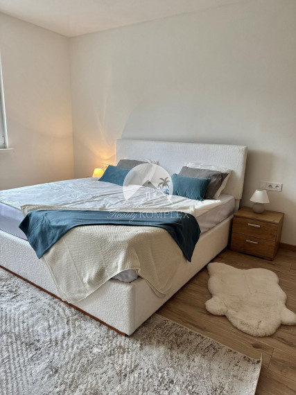 Iba u nás Vám Reality KOMPLEX s.r.o., ponúka na prenájom exkluzívny, nadštandardne zariadený veľkoplošný jednoizbovy byt v atraktívnej lokalite, vmeste Šurany.