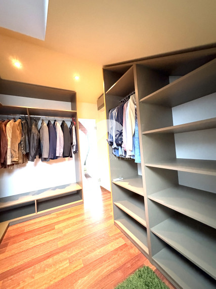 Reality KOMPLEX s.r.o., ponúka na PREDAJ luxusný nadštandardný 4 izbový rodinný dom s bazénom, krytou terasou v tichej časti Komárna !!!