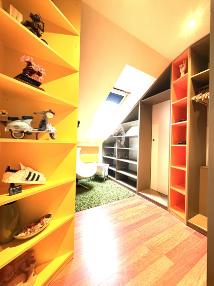 Reality KOMPLEX s.r.o., ponúka na PREDAJ luxusný nadštandardný 4 izbový rodinný dom s bazénom, krytou terasou v tichej časti Komárna !!!