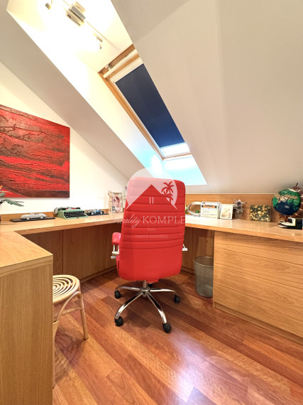 Reality KOMPLEX s.r.o., ponúka na PREDAJ luxusný nadštandardný 4 izbový rodinný dom s bazénom, krytou terasou v tichej časti Komárna !!!