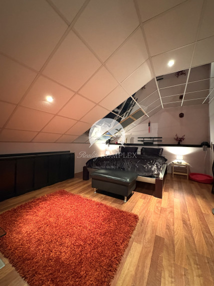 Reality KOMPLEX s.r.o., ponúka na PREDAJ luxusný nadštandardný 4 izbový rodinný dom s bazénom, krytou terasou v tichej časti Komárna !!!