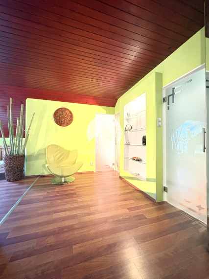 Reality KOMPLEX s.r.o., ponúka na PREDAJ luxusný nadštandardný 4 izbový rodinný dom s bazénom, krytou terasou v tichej časti Komárna !!!