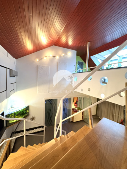 Reality KOMPLEX s.r.o., ponúka na PREDAJ luxusný nadštandardný 4 izbový rodinný dom s bazénom, krytou terasou v tichej časti Komárna !!!