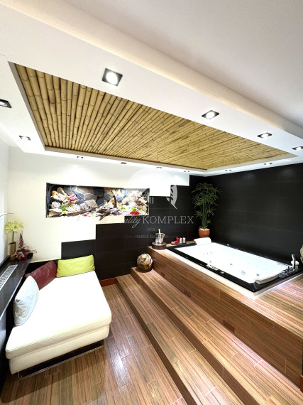 Reality KOMPLEX s.r.o., ponúka na PREDAJ luxusný nadštandardný 4 izbový rodinný dom s bazénom, krytou terasou v tichej časti Komárna !!!