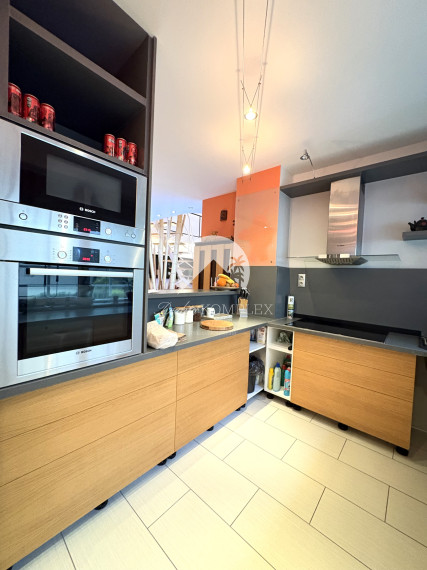 Reality KOMPLEX s.r.o., ponúka na PREDAJ luxusný nadštandardný 4 izbový rodinný dom s bazénom, krytou terasou v tichej časti Komárna !!!