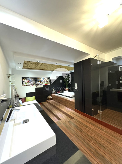 Reality KOMPLEX s.r.o., ponúka na PREDAJ luxusný nadštandardný 4 izbový rodinný dom s bazénom, krytou terasou v tichej časti Komárna !!!