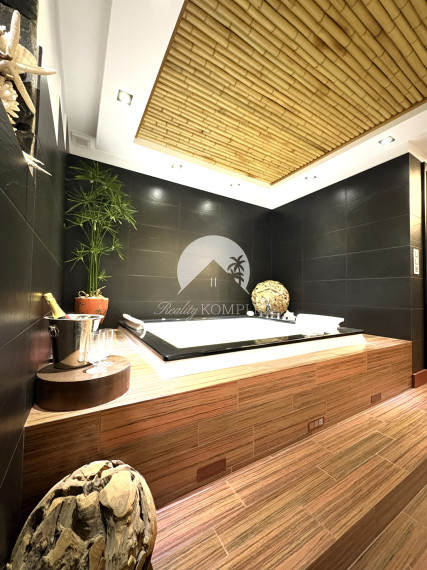 Reality KOMPLEX s.r.o., ponúka na PREDAJ luxusný nadštandardný 4 izbový rodinný dom s bazénom, krytou terasou v tichej časti Komárna !!!