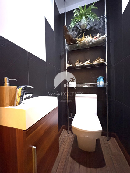 Reality KOMPLEX s.r.o., ponúka na PREDAJ luxusný nadštandardný 4 izbový rodinný dom s bazénom, krytou terasou v tichej časti Komárna !!!