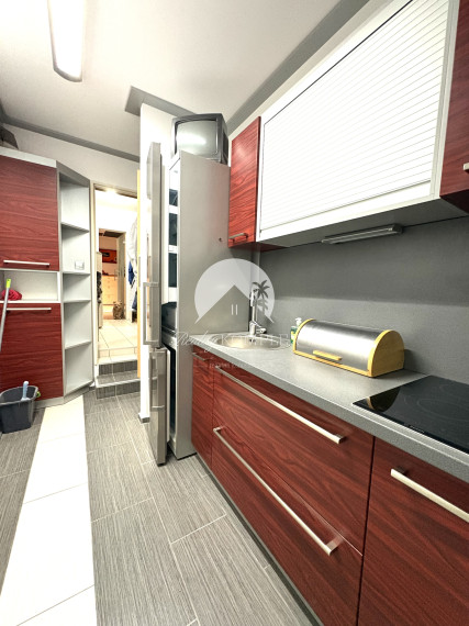 Reality KOMPLEX s.r.o., ponúka na PREDAJ luxusný nadštandardný 4 izbový rodinný dom s bazénom, krytou terasou v tichej časti Komárna !!!