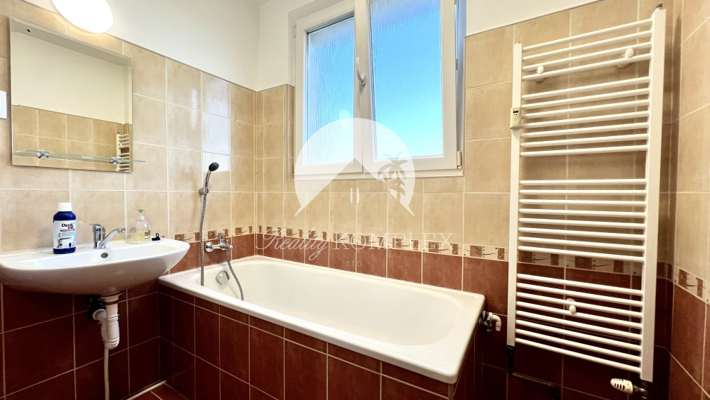 Reality KOMPLEX s.r.o. Vám ponúka na PREDAJ zrekonštruovaný 3 izbový byt v Dunajskej Strede