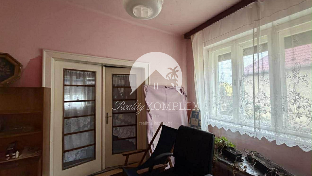 Reality KOMPLEX s.r.o. Vám ponúka rodinný dom s historickým nádychom na veľkorysom pozemku v centre obce Ňárad.