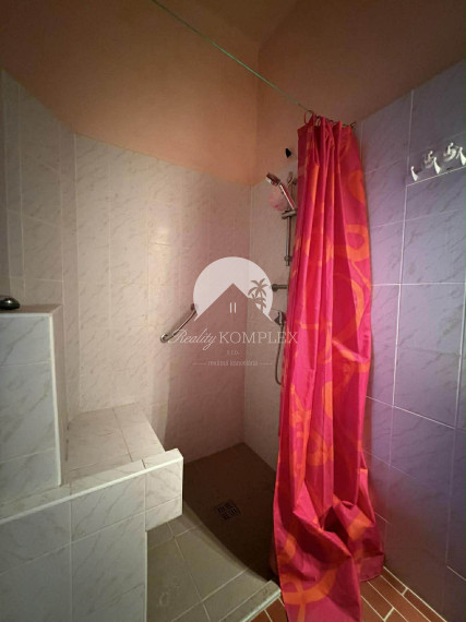 Reality KOMPLEX s.r.o. Vám ponúka rodinný dom s historickým nádychom na veľkorysom pozemku v centre obce Ňárad.