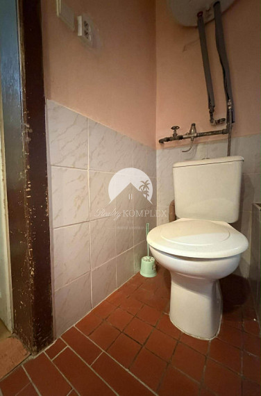 Reality KOMPLEX s.r.o. Vám ponúka rodinný dom s historickým nádychom na veľkorysom pozemku v centre obce Ňárad.