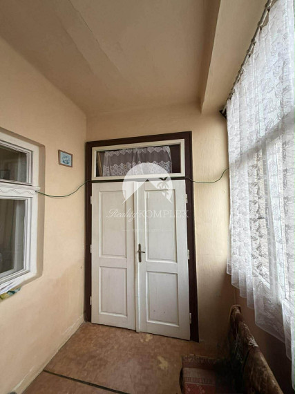 Reality KOMPLEX s.r.o. Vám ponúka rodinný dom s historickým nádychom na veľkorysom pozemku v centre obce Ňárad.