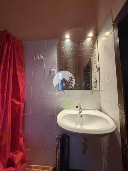 Reality KOMPLEX s.r.o. Vám ponúka rodinný dom s historickým nádychom na veľkorysom pozemku v centre obce Ňárad.