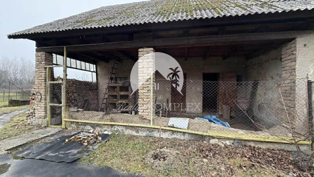 Reality KOMPLEX s.r.o. Vám ponúka rodinný dom s historickým nádychom na veľkorysom pozemku v centre obce Ňárad.