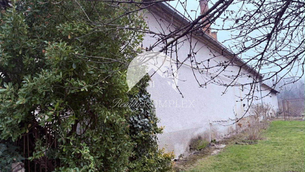 Reality KOMPLEX s.r.o. Vám ponúka rodinný dom s historickým nádychom na veľkorysom pozemku v centre obce Ňárad.