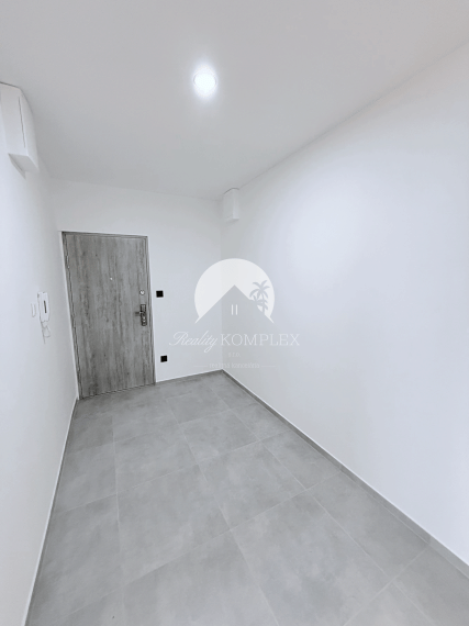 Reality KOMPLEX s.r.o. Vám ponúka kompletne zrekonštruovaný 3-izbový byt v DS