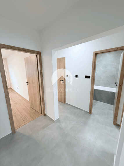 Reality KOMPLEX s.r.o. Vám ponúka kompletne zrekonštruovaný 3-izbový byt v DS